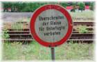 Verbotsschild am bergang zwischen ehemaliger Gterhalle und Bahnsteig 2/3