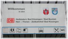 Begrssungstafel ber dem Eingang in den Bahnhof Bad Kissingen (Gleisseite)